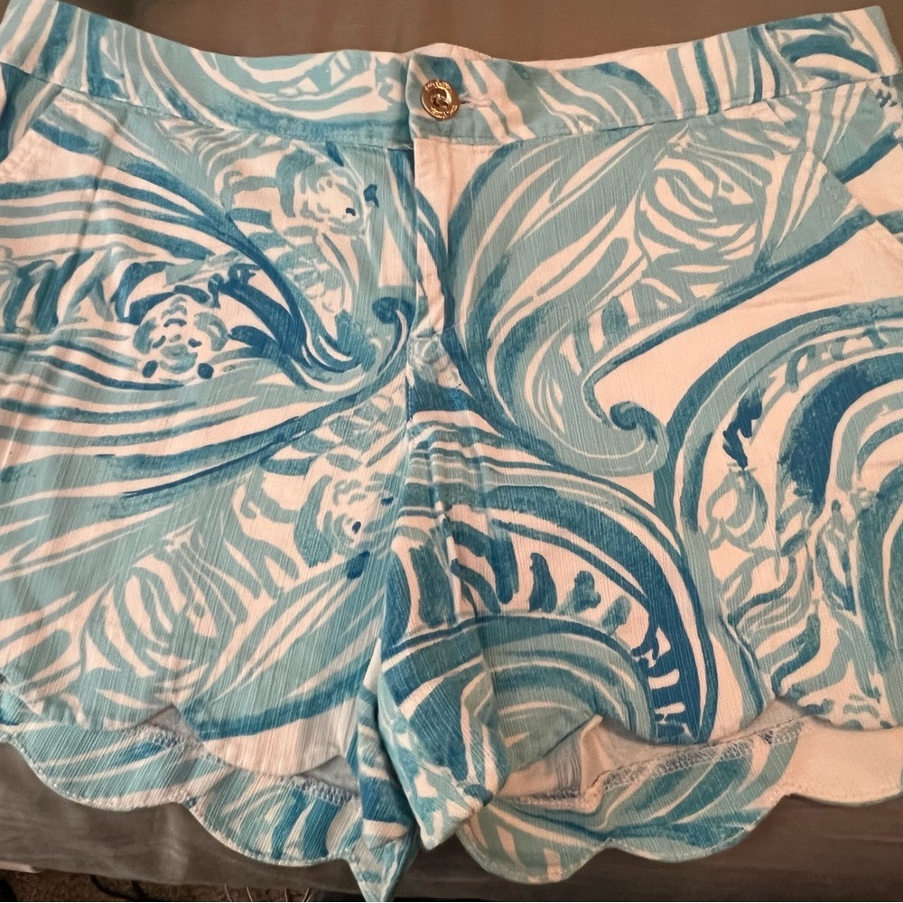 Lilly Pulitzer Blue and White Women Shorts sz 10